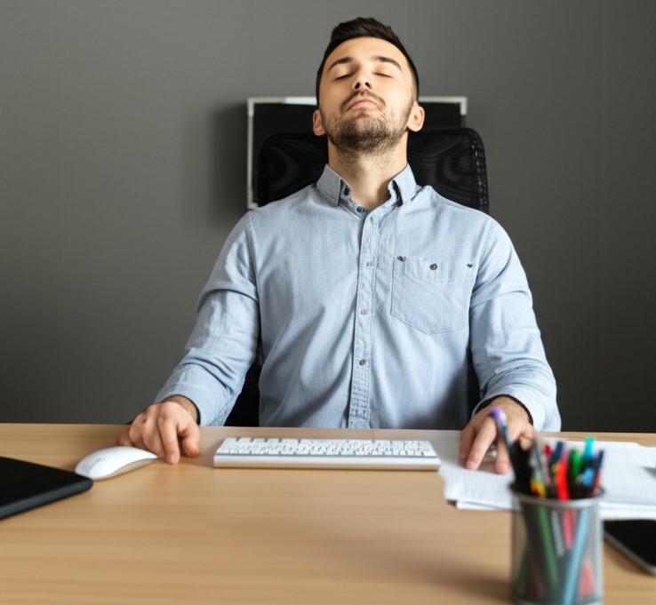Personne en autohypnose au bureau
